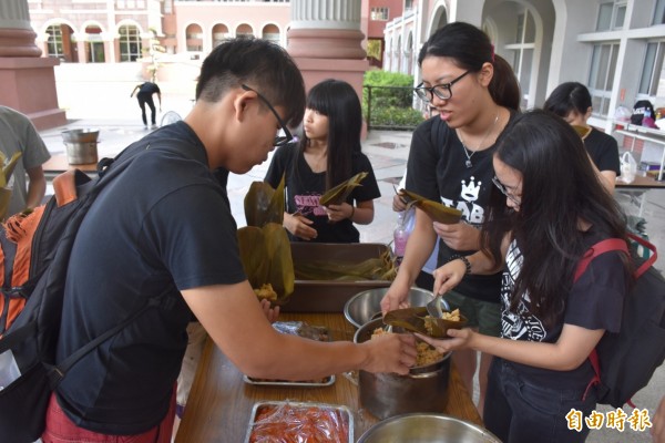 台首大學生學包粽子，為長者和小學生包粽提前祝賀端午節。（記者楊金城攝）