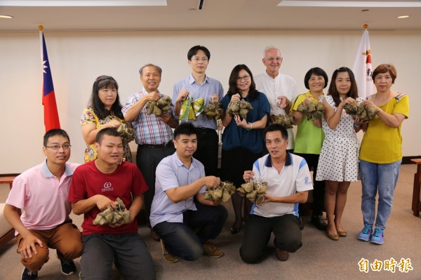 洲晟公司員合力捐贈5400顆肉粽給弱勢家庭、社福團體。（記者蔡文居攝）