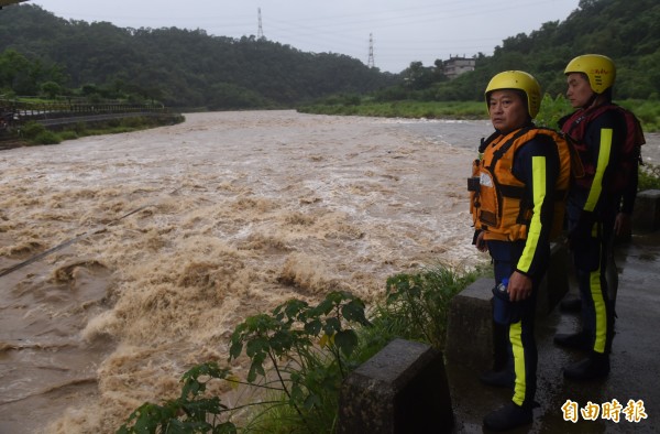  新北市坪林區北宜公路約40公里處，5日發生8人被暴漲的溪水沖，救難人員持續搜救。（資料照，記者簡榮豐攝）