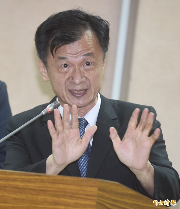 前總統馬英九預計於本月十五日赴香港演講,依照《國家機密保護法》規定,卸任元首要向原單位(總統府)申請核准,方得出境。法務部長邱太三今在立法院解釋說,二十天的申請期間是原則,例外情況由原單位決定。(資料照,記者簡榮豐攝) 前總統馬英九預計於本月十五日赴香港演講,依照《國家機密保護法》規定,卸任元首要向原單位(總統府)申請核准,方得出境。法務部長邱太三今在立法院解釋說,二十天的申請期間是原則,例外情況由原單位決定。(資料照,記者簡榮豐攝)
