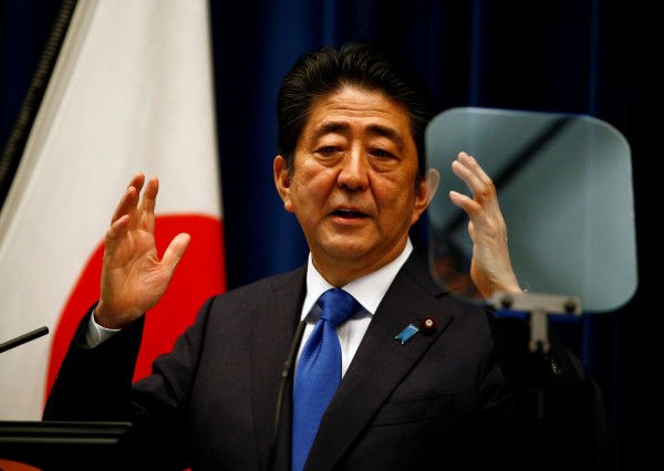 日本首相安倍晉三在今日的談話中,表示現在美軍正在整肅軍紀,卻還發生酒駕事件,「簡直是荒謬絕倫」。(資料照,路透) 日本首相安倍晉三在今日的談話中,表示現在美軍正在整肅軍紀,卻還發生酒駕事件,「簡直是荒謬絕倫」。(資料照,路透)