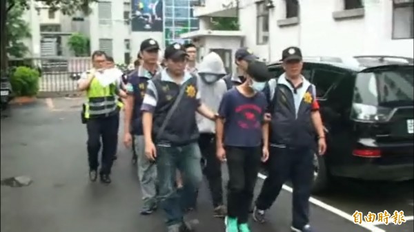 蔡姓主嫌等9人被警方帶回警局偵辦。（記者曾健銘攝）