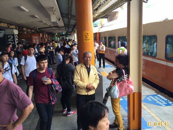 台鐵南下班次區間車故障，班次延誤大批旅客待在月台等待火車進站。（記者張聰秋攝）