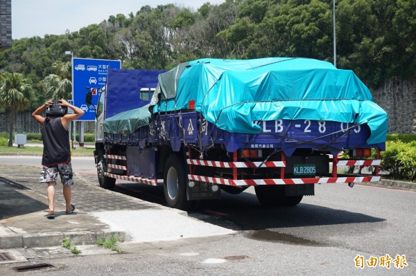 陳男及其駕駛的大貨車。（記者歐素美攝）