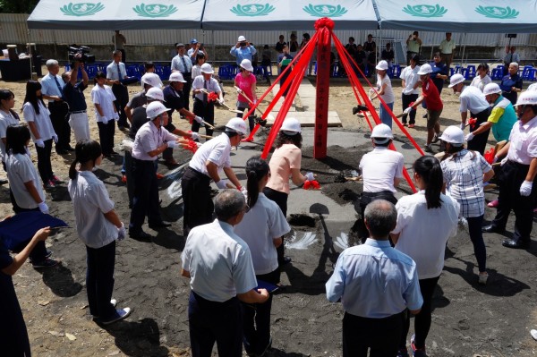 杉林國中校舍在甲仙大地震震成危樓，慈濟基金會投入3000萬元援建，今天舉行開工動土典禮。（照片由慈濟基金會提供）