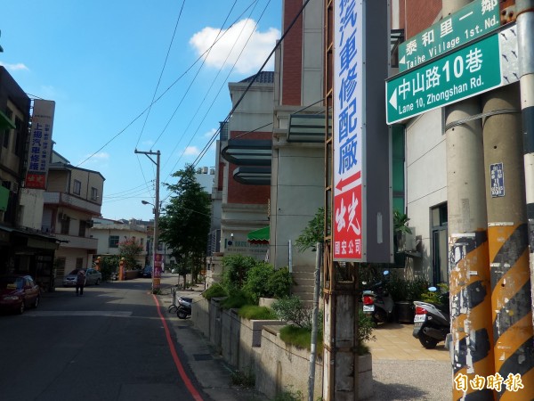 家住新竹縣竹北市中山路10巷的住戶，3日收到新門牌和戶政通知，才知道巷道已改為水瀧三街，須申請相關變更，氣得痛批政府不合法也不民主，已發起陳情連署。（記者廖雪茹攝）