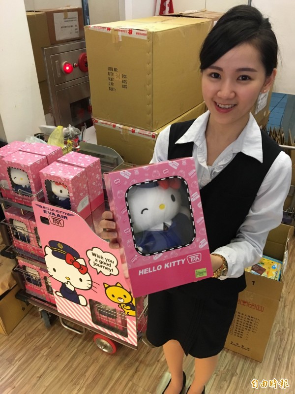 台鐵慶祝台鐵129週年，推出超萌「Hello Kitty列車長絨毛娃娃」，首批限量200組今早發售引起搶購潮。（記者黃立翔攝）