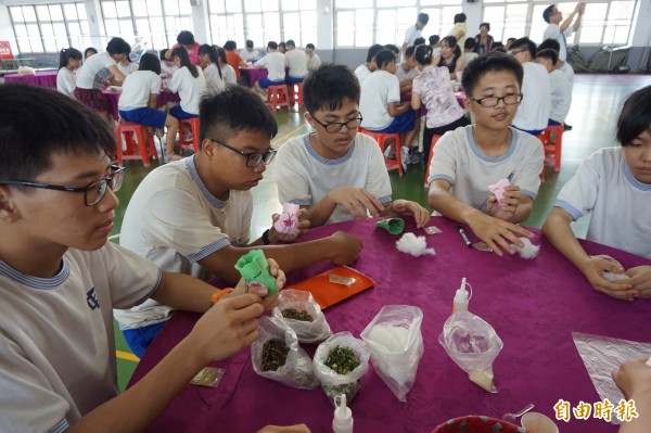 大安區農會推廣食農教育，教導大安國中學生製作飛天豬大安蔥香包。（記者歐素美攝）