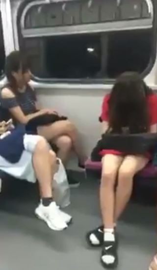 一名女子在火車上打瞌睡，卻睡到「倒頭栽」。（圖片取自臉書）