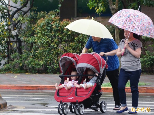 明天（9日）天氣較不穩定，各地都有降雨情形，午後容易有局部較大雨勢；各地白天高溫約在31至33度間，沒下雨時感覺較為悶熱。（資料照，記者張嘉明攝）