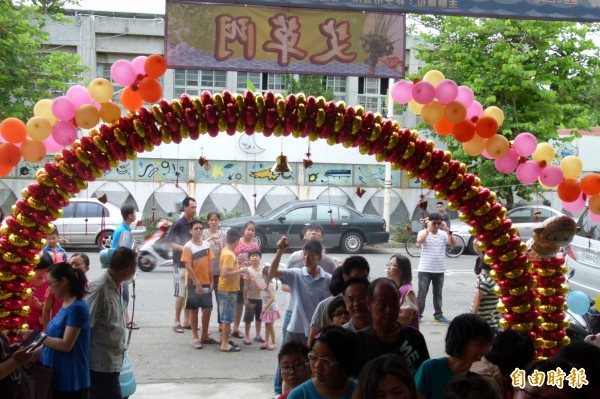 朴子市端午節活動在安福宫過「艾草門」。（記者蔡宗勳攝）