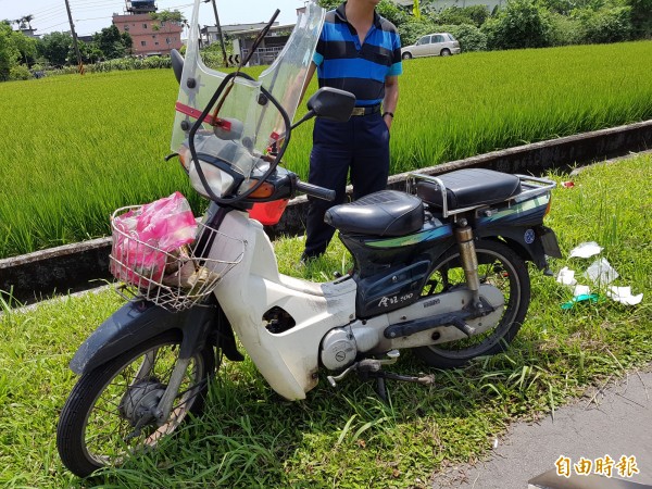 李男偷來的機車，籃子內還有滿滿媽祖廟分送的粽子。（記者簡惠茹攝）