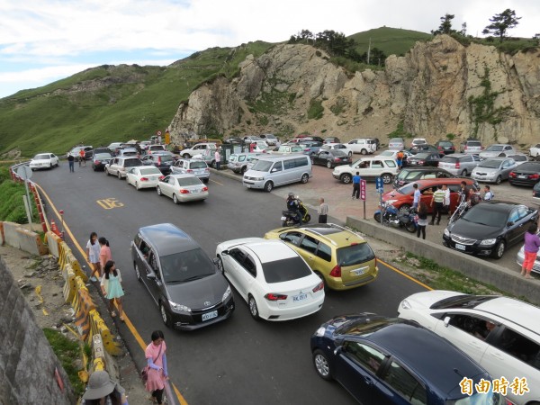 端午節連假到來，合歡山每逢假日易塞車，警方籲前往合歡山旅遊民眾提早出門，避免塞在車陣中。（檔案照片，記者張協昇攝）