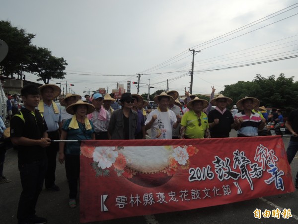 褒忠全鄉總動員跳花鼓，熱鬧踩街。（記者廖淑玲攝）