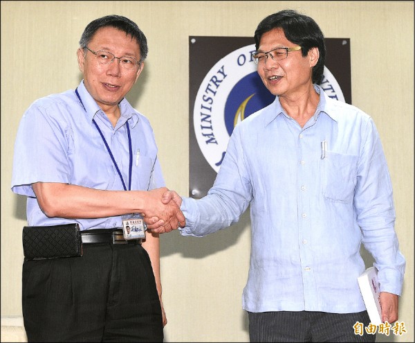 台北市長柯文哲（左）拜會內政部長葉俊榮（右），兩人會前握手致意。（記者陳志曲攝）