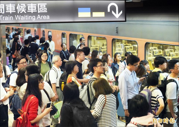 端午節四天連假今日登場，台北車站昨晚湧現大量人潮，許多民眾趕在下班後搭火車返鄉。（記者黃耀徵攝）