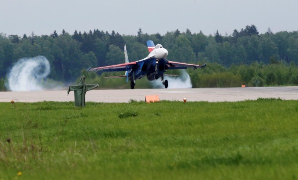 俄國國防部證實，一架Su-27戰鬥機今早返回基地時，在莫斯科東北35公里處墜毀，該名飛行員已身亡。（路透）