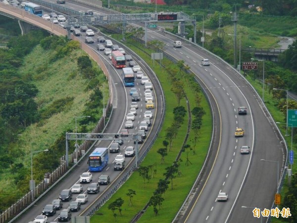 受端午連假返鄉車潮影響，國道從上午就不斷傳出多處路段車多雍塞，中午過後車流量稍微減少，截至晚間6點半，仍有部分路段的車速較為緩慢。圖為示意圖。（資料照，記者簡惠茹攝）