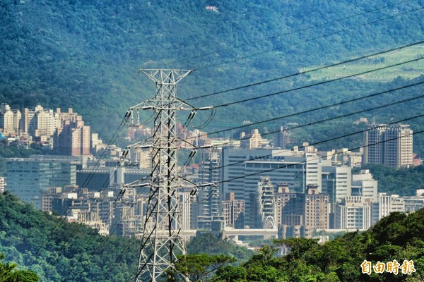 台電供電吃緊，7月份如發電機組出問題，將出現缺電危機。（記者鹿俊為攝）