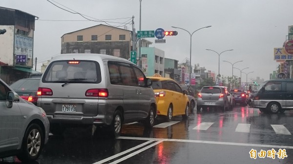 被批評是爛路的屏市和平路因施工造成大塞車（記者葉永騫攝）