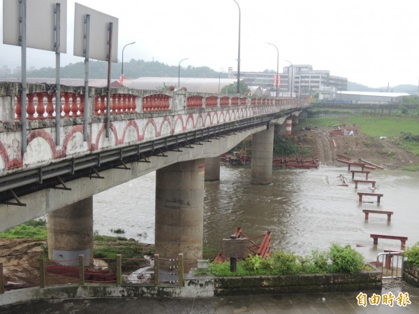 七賢橋13日起封橋改建。（記者盧賢秀攝）