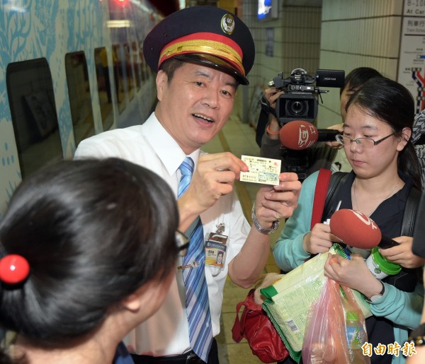 台鐵端午連假試辦花東實名制列車，9日端午連假第一天開跑，台鐵站務人員在普悠瑪列車門口檢查乘客是否具備資格乘車。（資料照，記者黃耀徵攝）