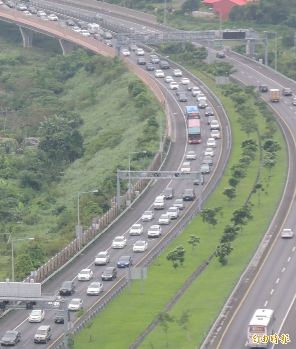 今天下午國5北上車流爆大量。（記者江志雄攝）