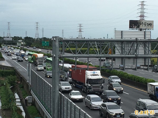 北返車潮湧現，圖為今天傍晩北斗交流道車況。（記者顏宏駿攝）