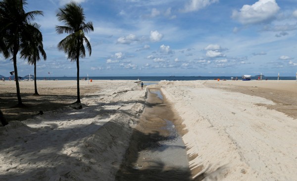 巴西里約奧運即將於今年8月舉行，然而最新科學研究更指出，里約熱內盧5個著名的海灘檢測出高度危險、具抗藥性的「超級細菌」，其中包括有舉辦賽事的科帕卡瓦納（Copacabana）海灘（見圖）。（路透）