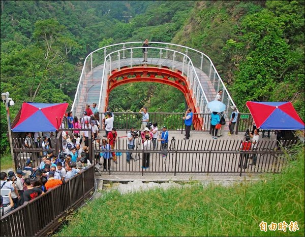 中寮鄉知名景點龍鳳瀑布天空步道。（記者佟振國攝）