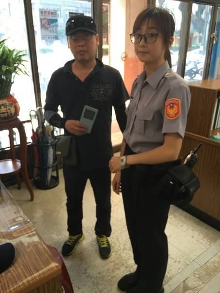 找回手機的韓國旅客SEO DONG WON和女警潘盈安合影。（記者陳恩惠翻攝）