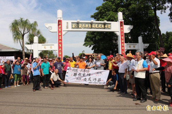 抗議民眾在惠來公墓前拉白布條抗議。（記者詹士弘攝）