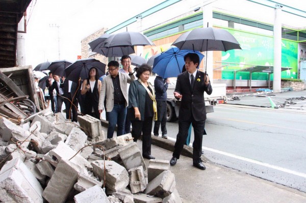 台南市長賴清德與高雄市長陳菊率團赴日本熊本地震受災最嚴重的益城町考察。（南市府提供）