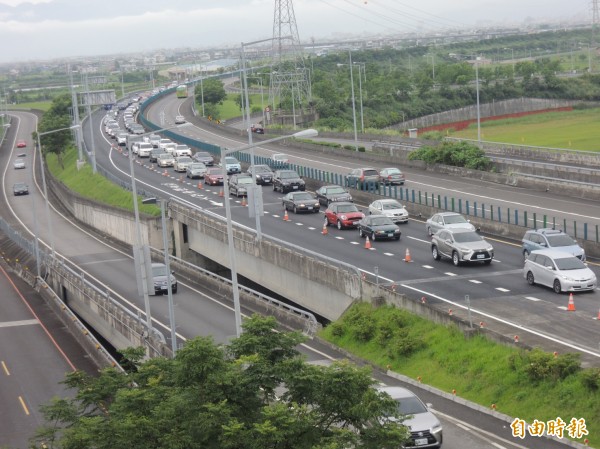 國5北上車道今天下午再現返鄉車潮。（記者江志雄攝）