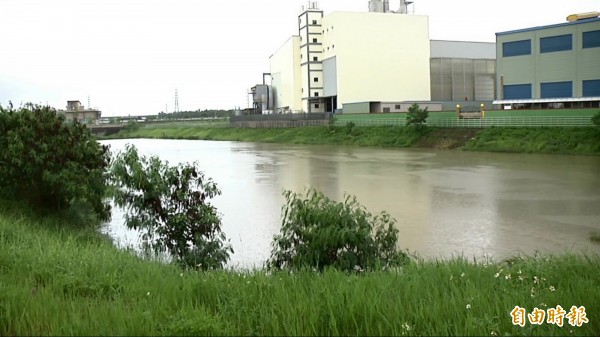 外勞在這處大池塘抓魚，發生溺水意外。（記者吳俊鋒攝）