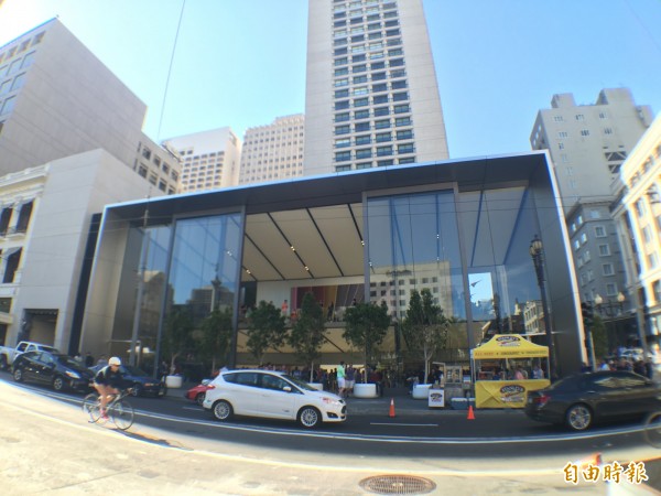 舊金山剛落成的Apple Store，是新一代的蘋果直營旗艦店，門口跨樓層的玻璃大門，可隨時開啟通風，省掉空調費用，而寬敞的大門，也令人不禁懷疑，是不是準備好迎接Apple Car。（記者陳炳宏攝）