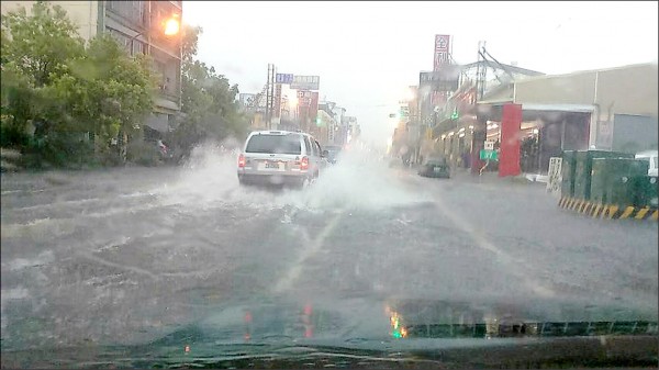 屏東昨風狂雨驟，全台落雨量的前十名全都落在該地，東港也積水。（翻攝臉書東港好厝邊）