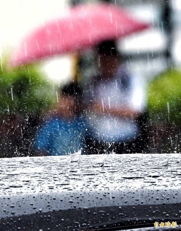 今天各地天氣很可能有大雨或豪雨等級的降雨出現。（資料照）