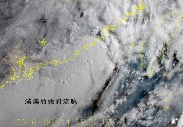 氣象局預報中心主任鄭明典在臉書貼文指出，台灣西南側有個超大面積的強烈對流區。（圖擷自鄭明典臉書）