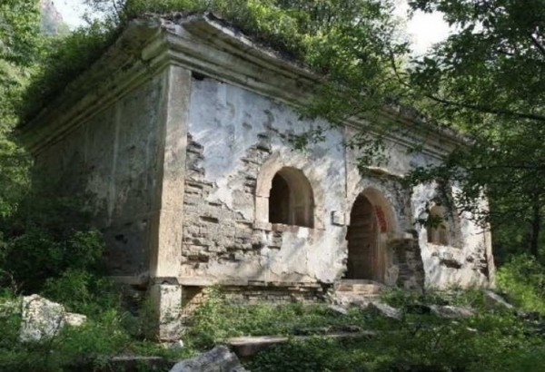 建於明代的北京環秀禪寺近來傳遭盜賊嚴重破壞，石刻浮雕與文物被盜取，環秀禪寺的正殿建築更出現被破壞的6個大洞。（圖擷自中國法制晚報）