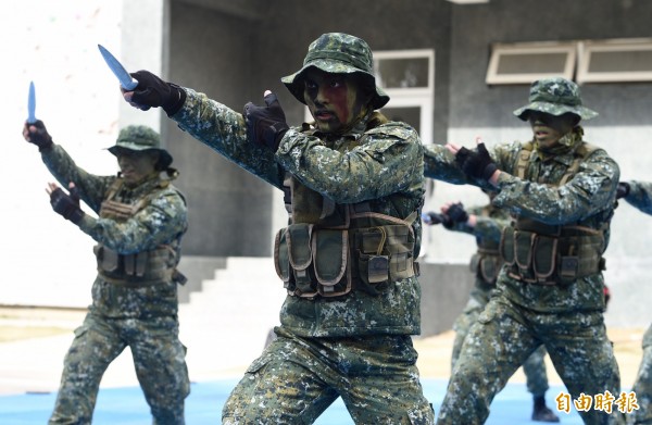 隨著徵兵及齡男子在學率提高，國防部105年只徵到13％士兵。圖為金門陸軍航特部兩棲偵察營實施戰技操演及裝備展示。（資料照，記者羅沛德攝）