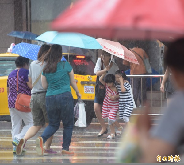 中央氣象局對12縣市發布豪大雨特報。（資料照，記者黃耀徵攝）