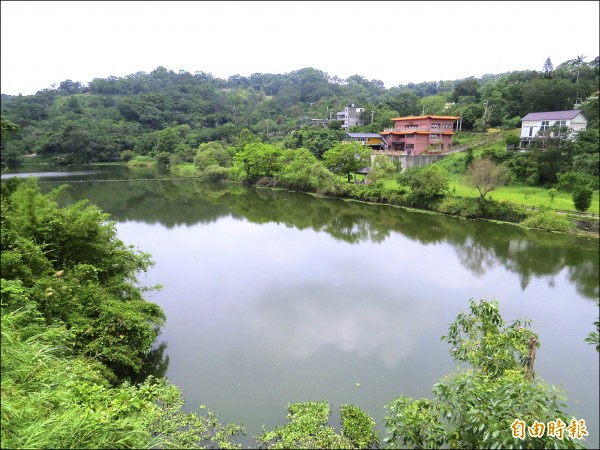 新竹縣大埔水庫今年頻頻洩洪，峨眉湖不見布袋蓮「大草原」覆蓋，山光水色清爽許多。（記者蔡孟尚攝）