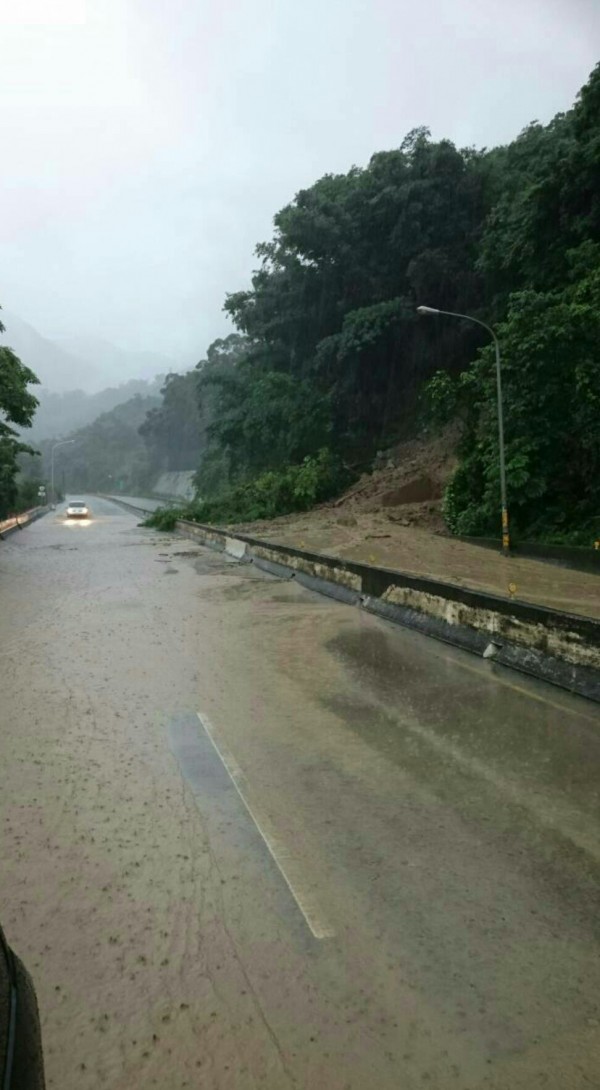 中潭公路草屯雙冬段土石崩坍。（民眾提供）