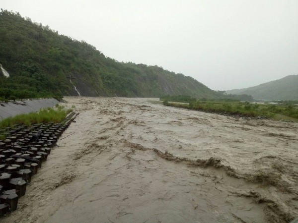 高雄甲仙區今天持續下起暴雨，關山里楠梓仙溪水湍急不已。（記者蘇福男翻攝）