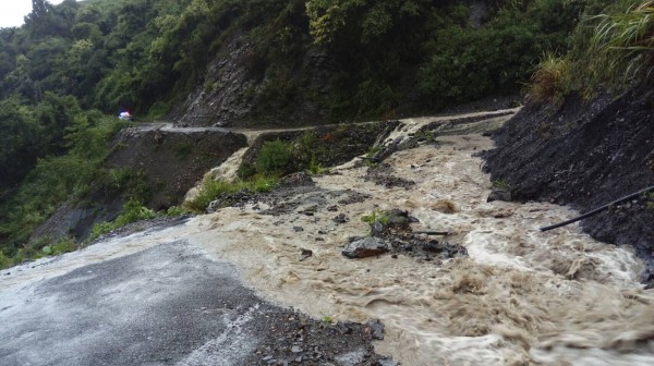 仁愛鄉投89線力行產業道路翠巒路段土石流，交通中斷。（圖由仁愛分局提供）