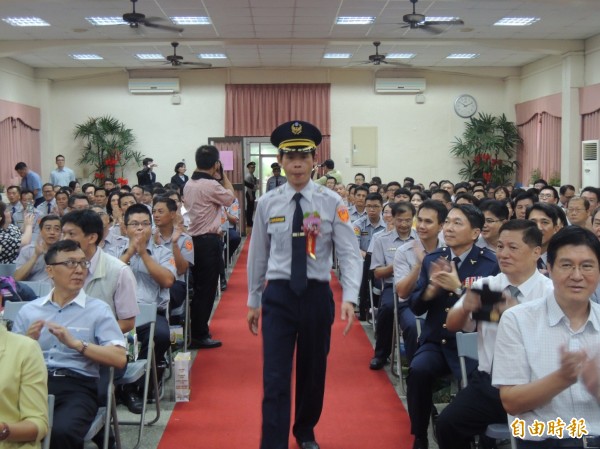 宜蘭縣警局蘭城警英獎頒獎典禮，邀得獎人走紅毯，接受眾人祝賀。（記者江志雄攝）