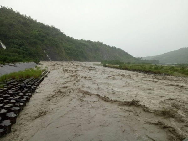 高雄山區豪大雨不斷，3區53條土石流潛勢溪流達紅色警戒。（記者陳文嬋翻攝）