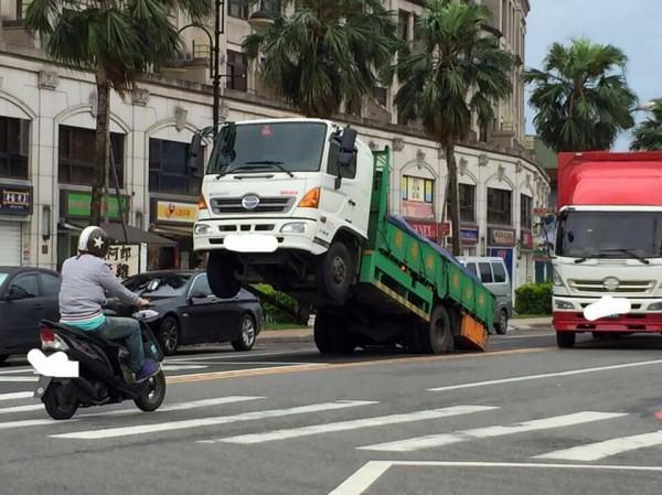 都是車斗惹的禍！大貨車「翹孤輪」。（記者李容萍翻攝）（記者李容萍攝）