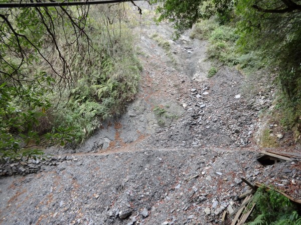 能高越嶺步道因雨崩塌13日暫封閉，請山友不要再冒險進入。（南投林管處提供）